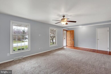 6122 Camelback Ln, Columbia, MD 21045 - photo 2