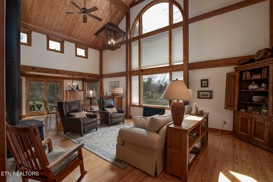06_StateHighway30E_6461_GreatRoom01
