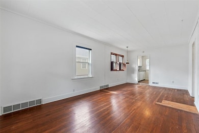 2210 36th St, Des Moines, IA 50310 - photo 5