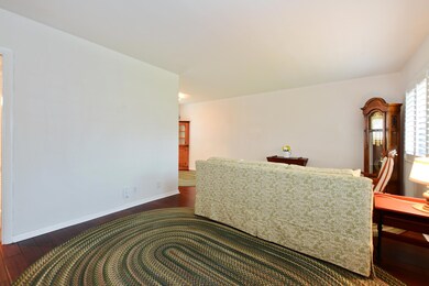 05_426NE7thAvenue_1F_165_LivingRoom_HiRe