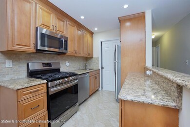 830 Rossville Ave, Staten Island, NY 10309 - photo 5