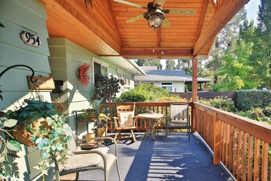 954 NE 9th St, Grants Pass, OR 97526 - photo 6