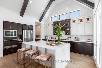 Kitchen with appliances with stainless steel fini