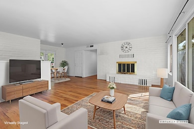 22-web-or-mls-8Q0A9826_1 - Living Room -