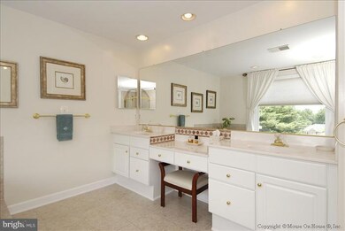 1290 Difficult Run Ct, Vienna, VA 22182 - photo 2