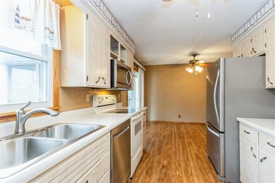 3221 Tamara Dr SW, Cedar Rapids, IA 52404 - photo 6