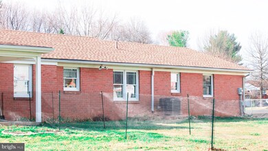 2003 Maplewood Dr, Hagerstown, MD 21740 - photo 2