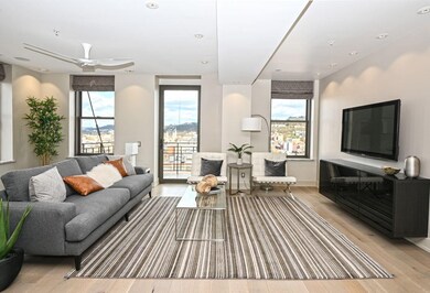 Amenities: open floorplan, wide plank oak floor, L