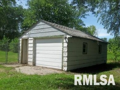 2142 W 49th St, Davenport, IA 52806 - photo 2