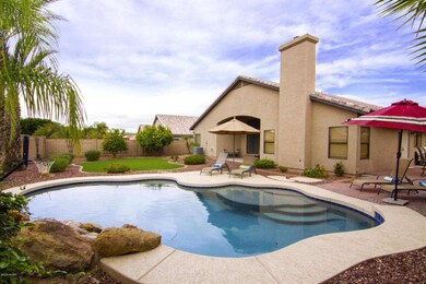 Covered patio and spacious backyard Moha