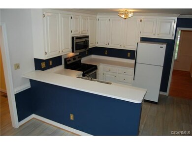 Kitchen:  23x17 -- Open (eat-in) with an abundance
