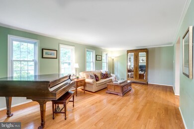 9107 Streamview Ln, Vienna, VA 22182 - photo 6