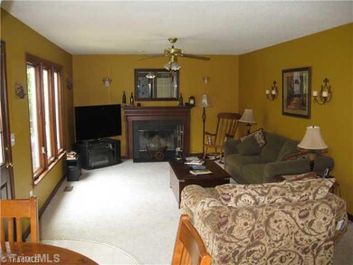 4008 Red Oak Ct, High Point, NC 27265 - photo 3