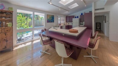 Kitchen with a horseshoe Breakfast Bar