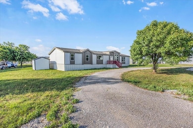 Manufactured / mobile home with a front lawn and a
