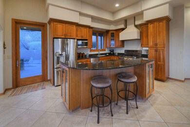 3879 N River Gate