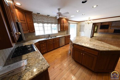 1524 SW Lakeside Dr, Topeka, KS 66604 - photo 6