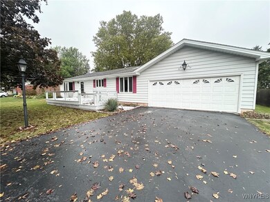 6371 Badger Dr, Lockport, NY 14094 - photo 2