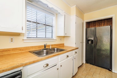 Idlewood, 704 Kitchen 3