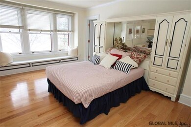 55 Myrtle St, Saratoga Springs, NY 12866 - photo 4