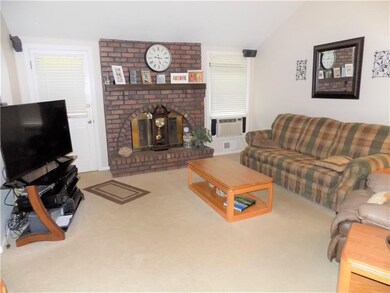 Roomy Great Rm with Brick gas start frplc