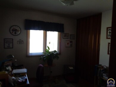 3916 SW Shunga Dr, Topeka, KS 66614 - photo 4