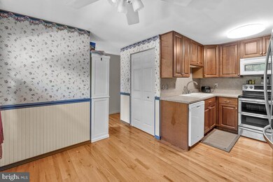 19316 Running Cedar Ct, Germantown, MD 20876 - photo 5