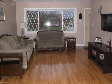 NICE NEWER FRONT PICTURE WINDOW IN THE LIVING ROOM