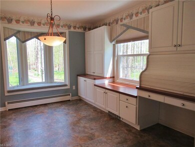 Large Eat-In Kitchen