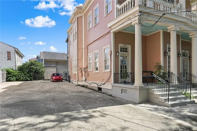 Features electric drivewa gate