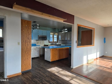 239 Carlson St, Dickinson, ND 58601 - photo 4