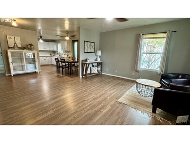 1207 E 11th St, Newberg, OR 97132 - photo 6