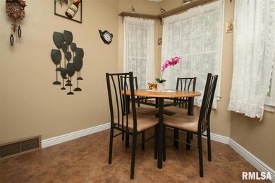 915 N Division St, Davenport, IA 52804 - photo 6