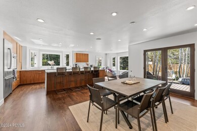 3_Dining_1800x1200_4125691