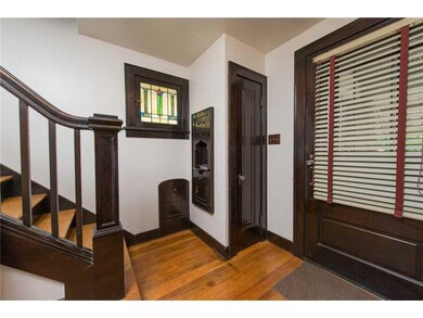 Entry/Foyer.