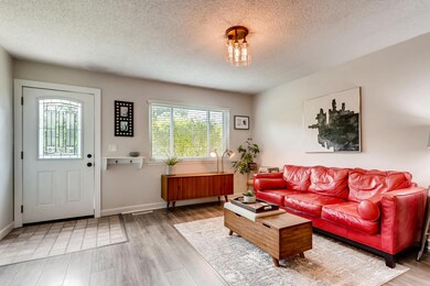 4692 Sperry Ave Columbus OH-002-1-Living