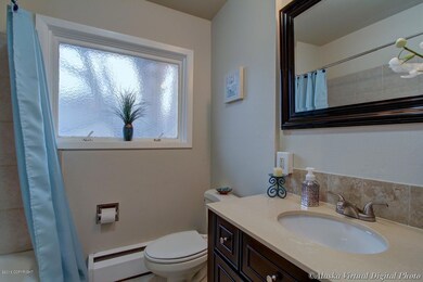 Bathroom (Upstairs)