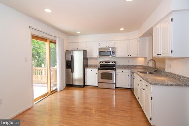 13962 Lightburn Ln, Centreville, VA 20121 - photo 3