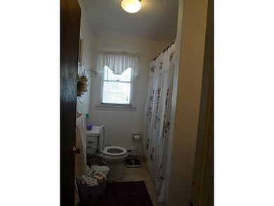Bathroom. UNIT B