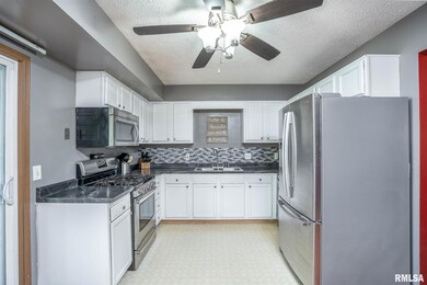 2110 W 58th St, Davenport, IA 52806 - photo 6