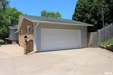 2226 W Hayes St, Davenport, IA 52804 - photo 3