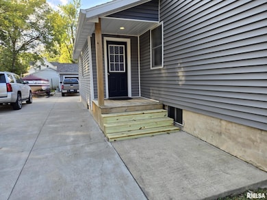 238 W Vine St, Canton, IL 61520 - photo 4