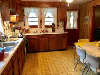 Large Eatin Kitchen
