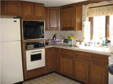 U shape Kitchen with lots of Cabinets, Eating Bar 