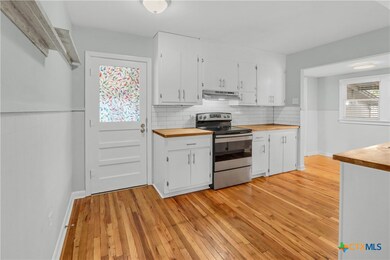 960 E Mountain St, Seguin, TX 78155 - photo 4