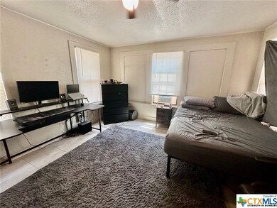 608 E Pine St, Seguin, TX 78155 - photo 5