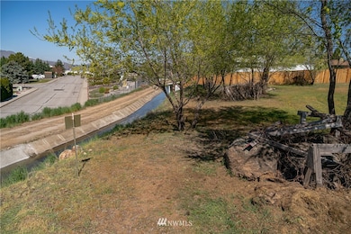 906 4th St SE, East Wenatchee, WA 98802 - photo 3