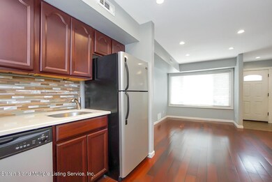 (7) EAT IN KITCHEN