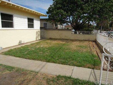 Enclosed front yard.