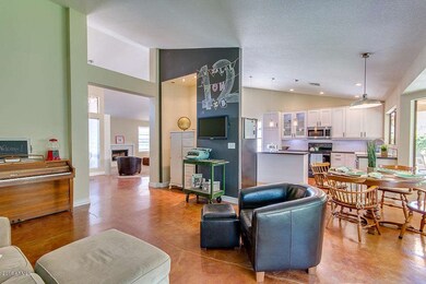 2755 E Leonora